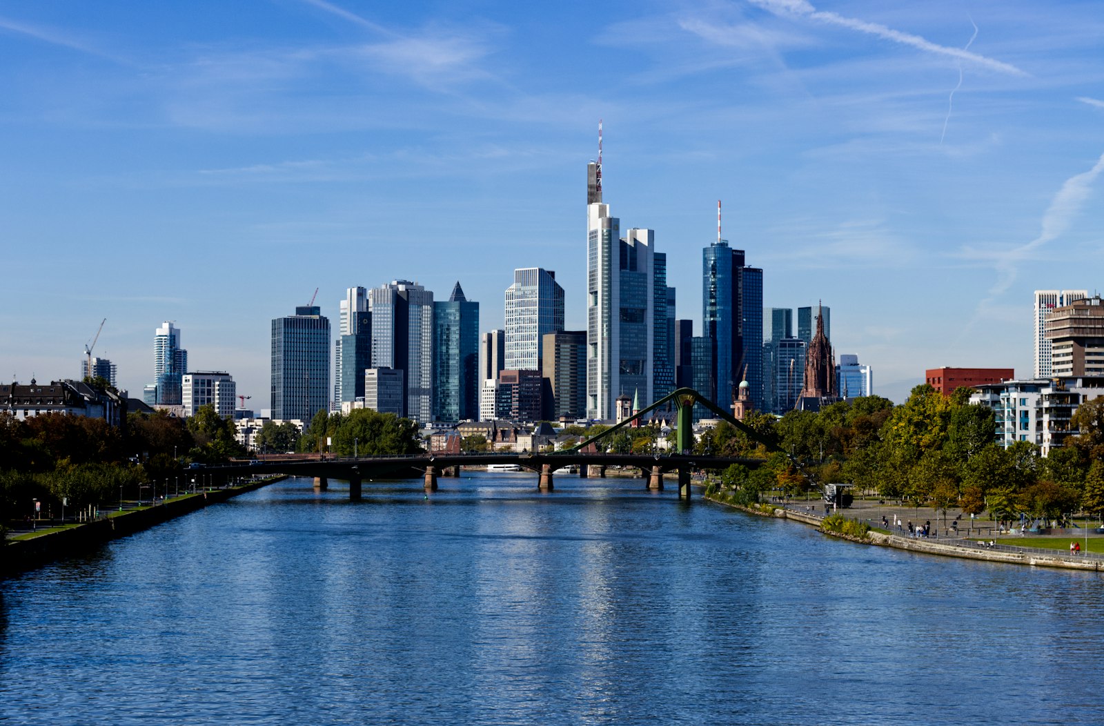Frankfurter Skyline am Main bei Sonnenschein