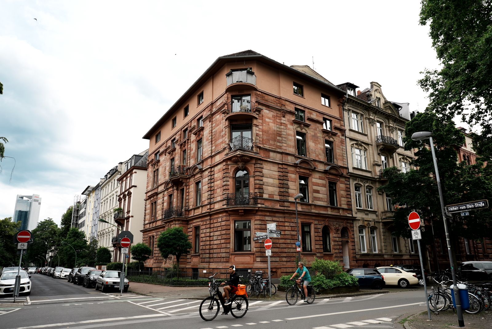 Altbau-Eckhaus an einer ruhigen Wohnstraße in Frankfurt